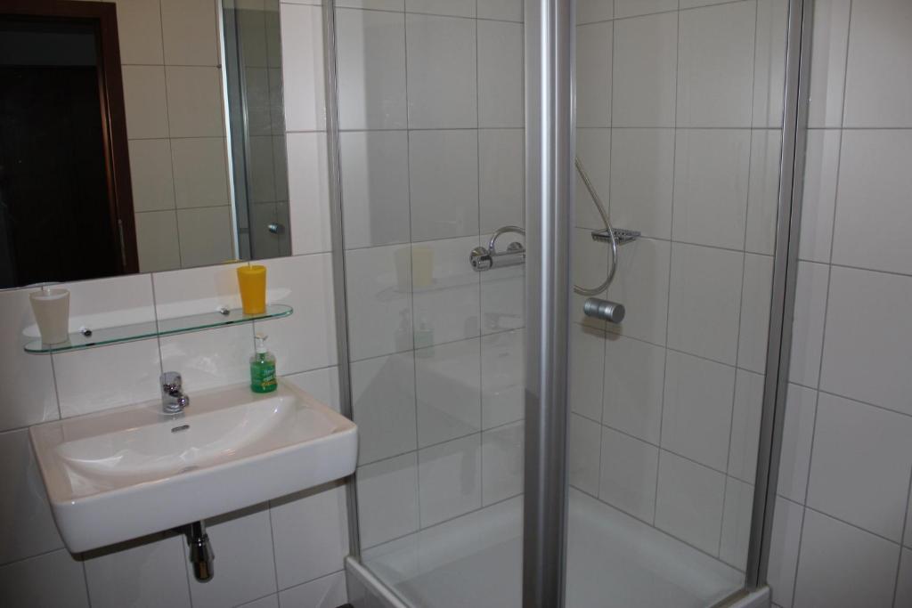 Gasthof Schiefer Zur Zugbrücke Kreuzen  Zimmer foto